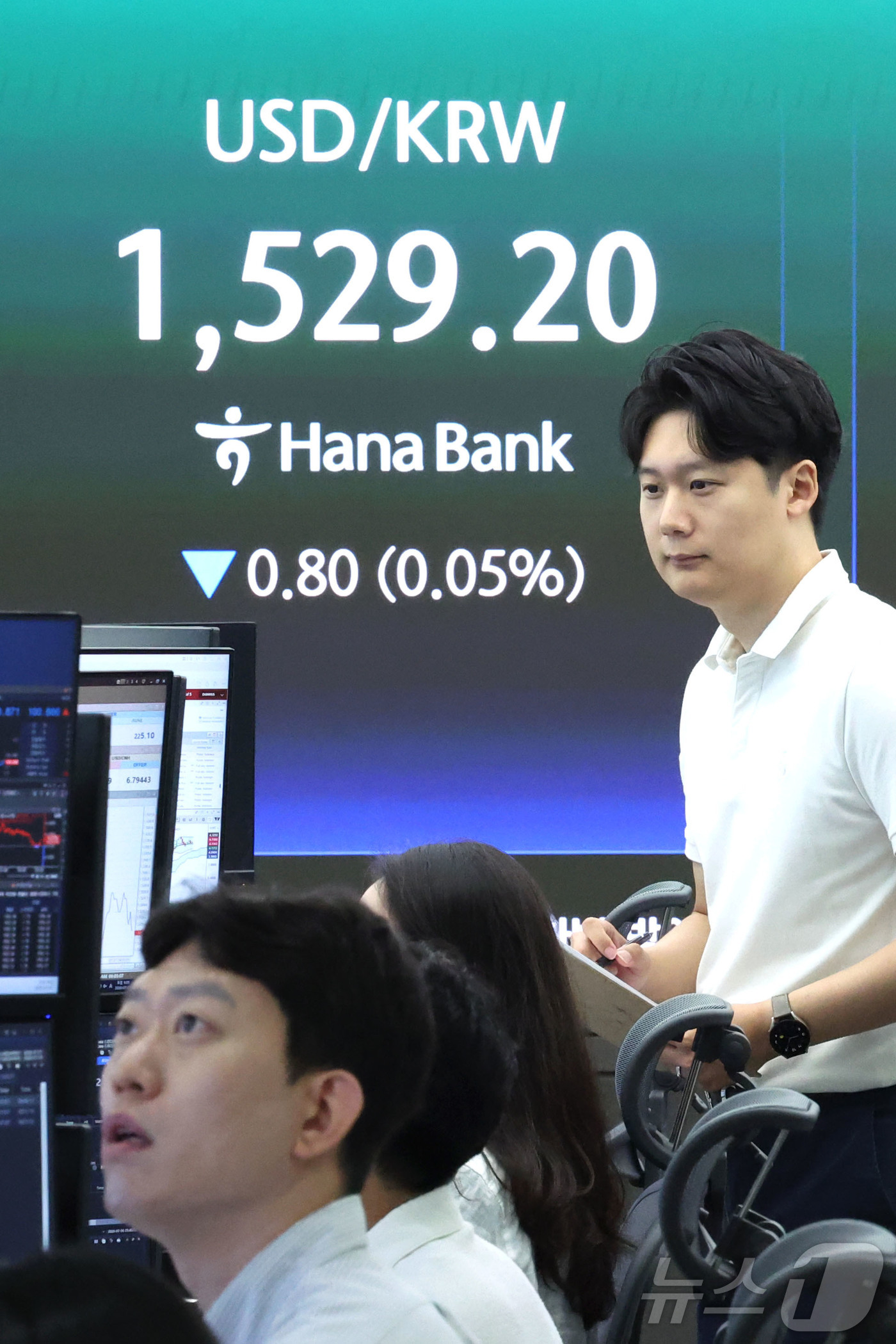 (서울=뉴스1) 이종수 기자 = 7일 오전 서울 중구 하나은행 딜링룸 전광판에 원·달러 환율이 표시되고 있다. 2026.7.7/뉴스1