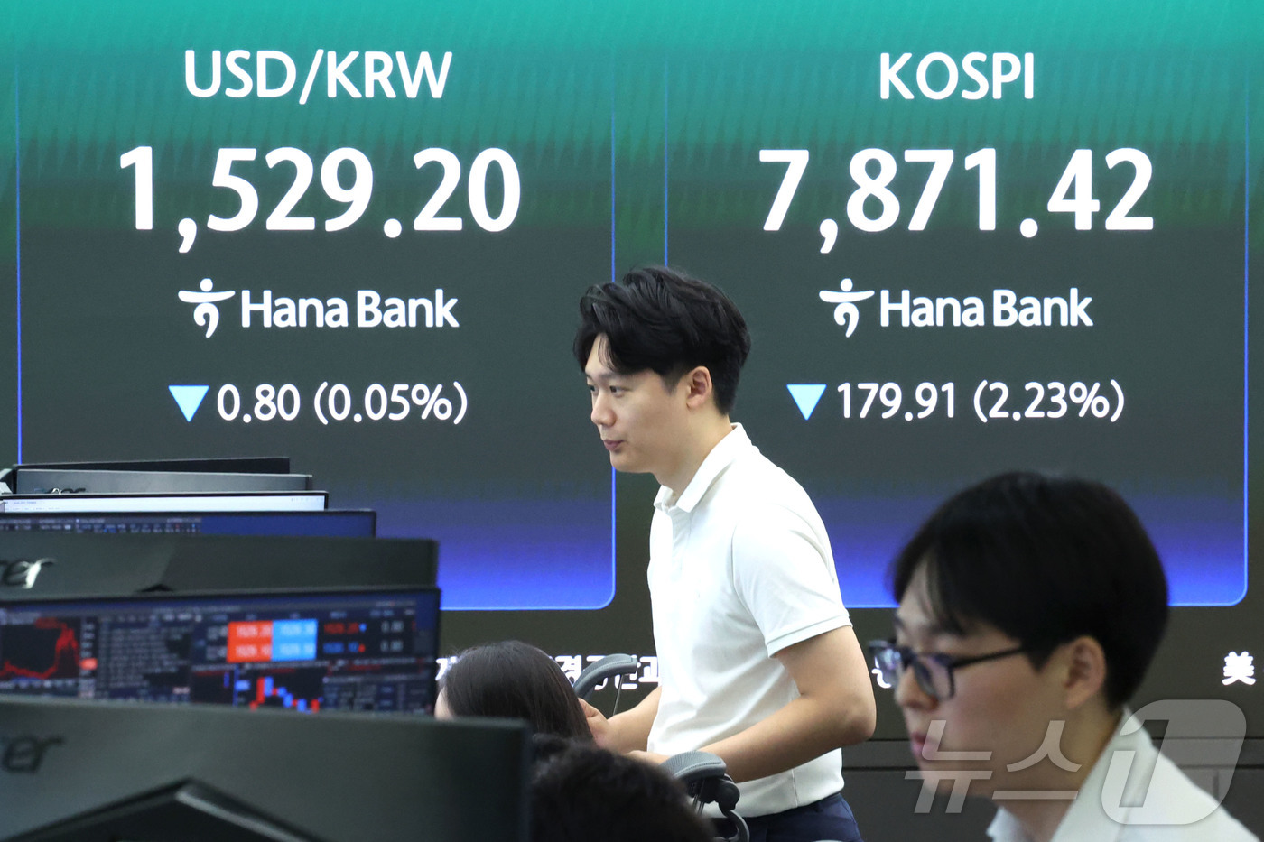 (서울=뉴스1) 이종수 기자 = 7일 오전 서울 중구 하나은행 딜링룸 전광판에 코스피와 원·달러 환율이 표시되고 있다. 한국거래소에 따르면 이날 코스피는 전 거래일보다 132.13 …
