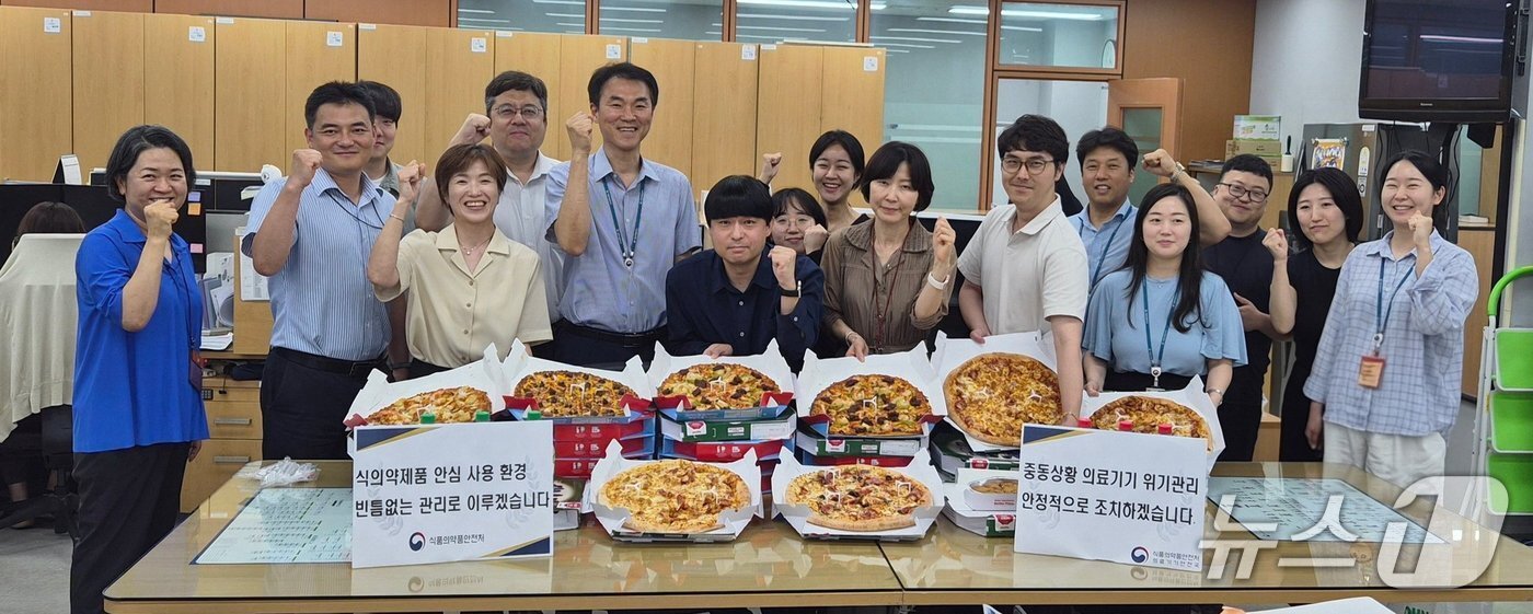 본문 이미지 - 이재명 대통령이 중동전쟁 의료제품 수급 대응 등에 힘쓴 보건복지부와 식품의약품안전처 직원들에게 지난 6일 피자를 보내고 격려했다. 사진은 기념촬영을 진행한 식품의약품안전처 의료기기정책과 직원들의 모습.(오유경 식품의약품안전처장 엑스)