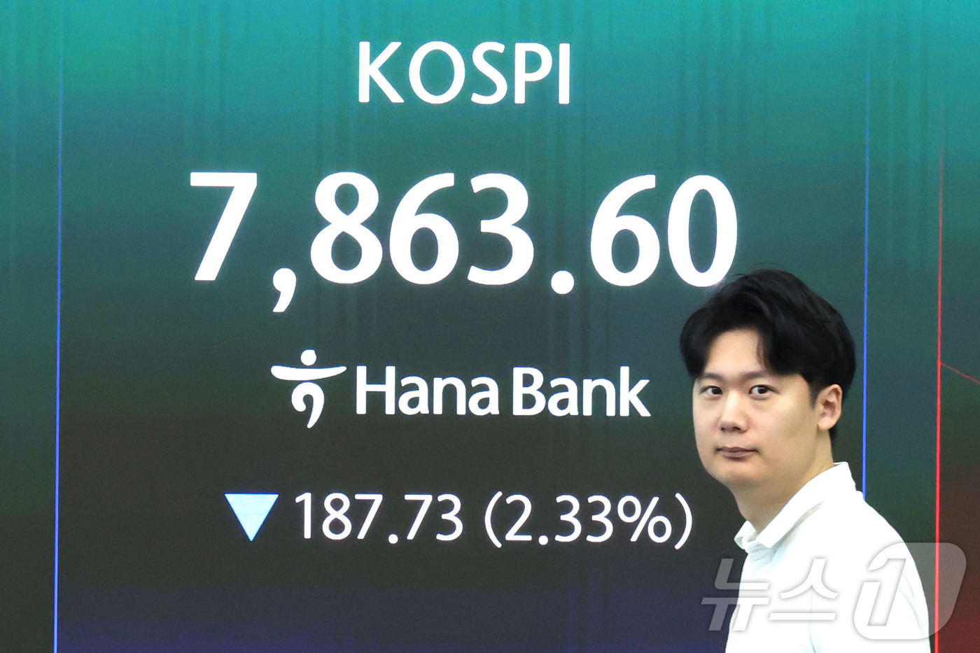 (서울=뉴스1) 이종수 기자 = 7일 오전 서울 중구 하나은행 딜링룸 전광판에 코스피 지수가 표시되고 있다. 한국거래소에 따르면 이날 코스피는 전 거래일보다 132.13포인트(1. …