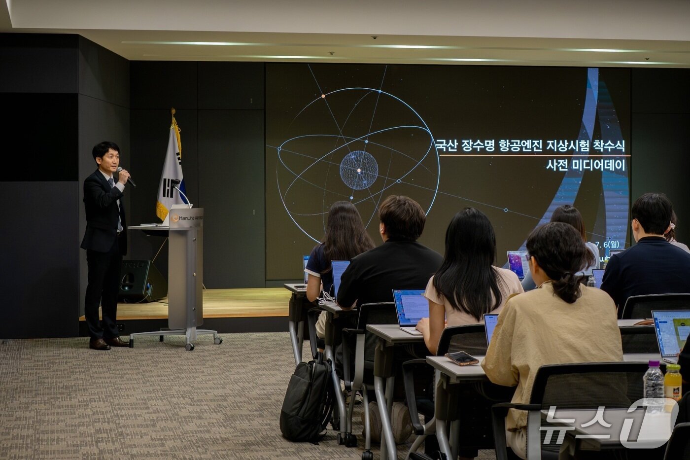 본문 이미지 - 6일 한화에어로스페이스 창원1사업장에서 김종호 한화에어로스페이스 첨단엔진사업팀장이 국산 항공엔진 개발 현황 및 향후 계획에 대해 설명하고 있다(한화에어로 제공)