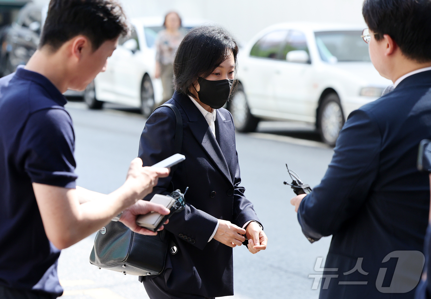 (과천=뉴스1) 김진환 기자 = 유경옥 전 대통령실 행정관이 7일 오전 경기 과천에 마련된 2차 종합특검 사무실에 피의자 신분으로 조사를 받기 위해 출석하고 있다.종합특검팀은 관저 …