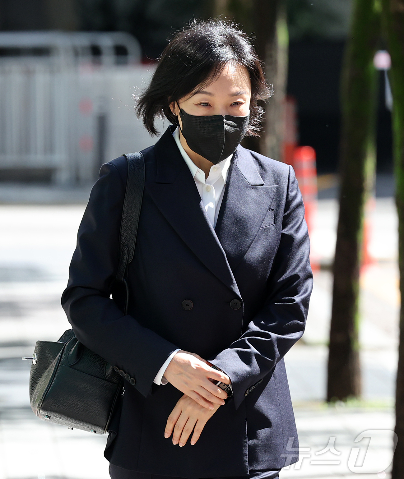 (과천=뉴스1) 김진환 기자 = 유경옥 전 대통령실 행정관이 7일 오전 경기 과천에 마련된 2차 종합특검 사무실에 피의자 신분으로 조사를 받기 위해 출석하고 있다.종합특검팀은 관저 …