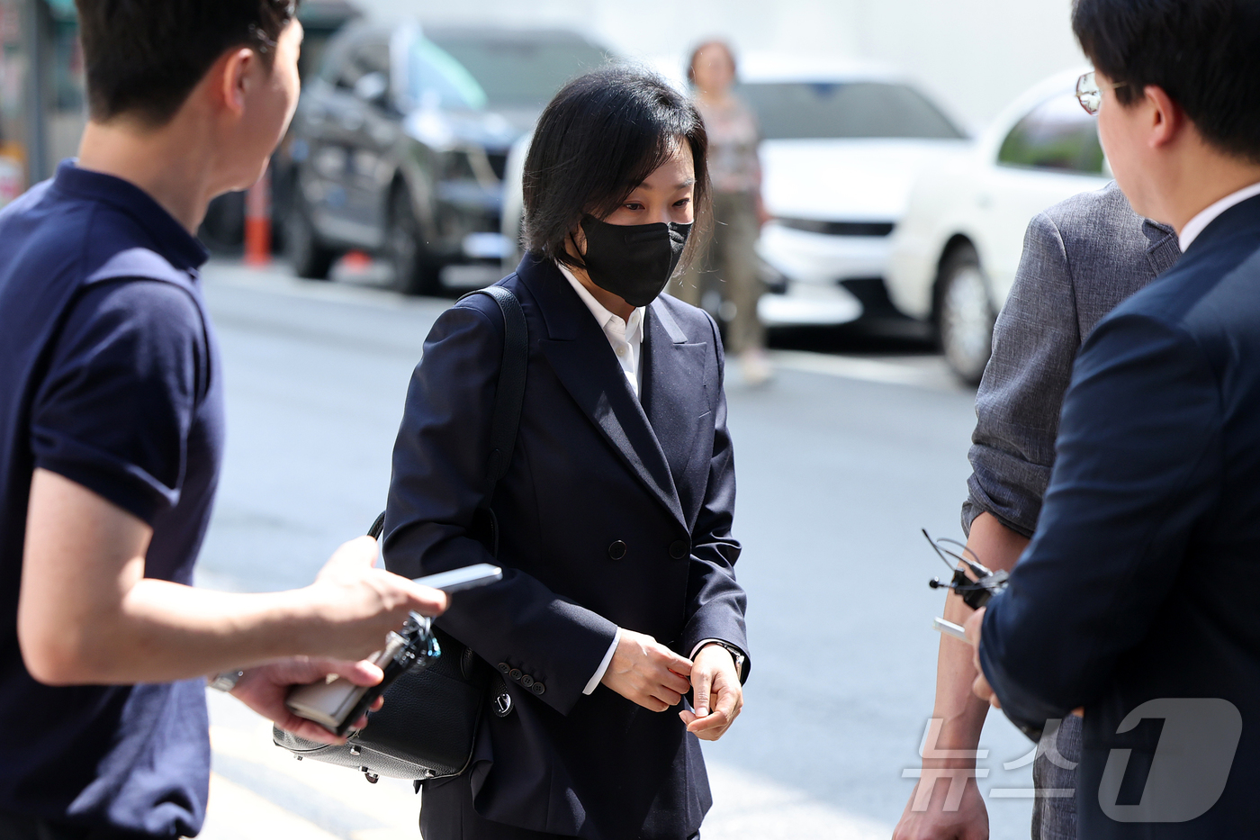 (과천=뉴스1) 김진환 기자 = 유경옥 전 대통령실 행정관이 7일 오전 경기 과천에 마련된 2차 종합특검 사무실에 피의자 신분으로 조사를 받기 위해 출석하고 있다.종합특검팀은 관저 …