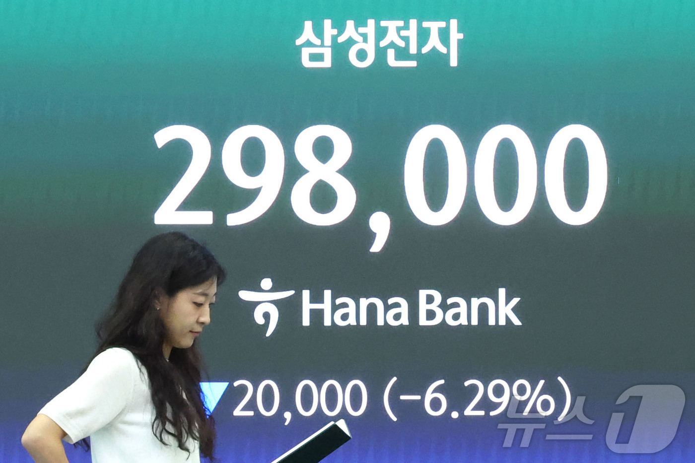 (서울=뉴스1) 이종수 기자 = 7일 오전 서울 중구 하나은행 딜링룸 전광판에 삼성전자 주가가 표시되고 있다. 이날 삼성전자 주가는 6% 가까이 하락하며 장중 30만원선이 붕괴됐다 …
