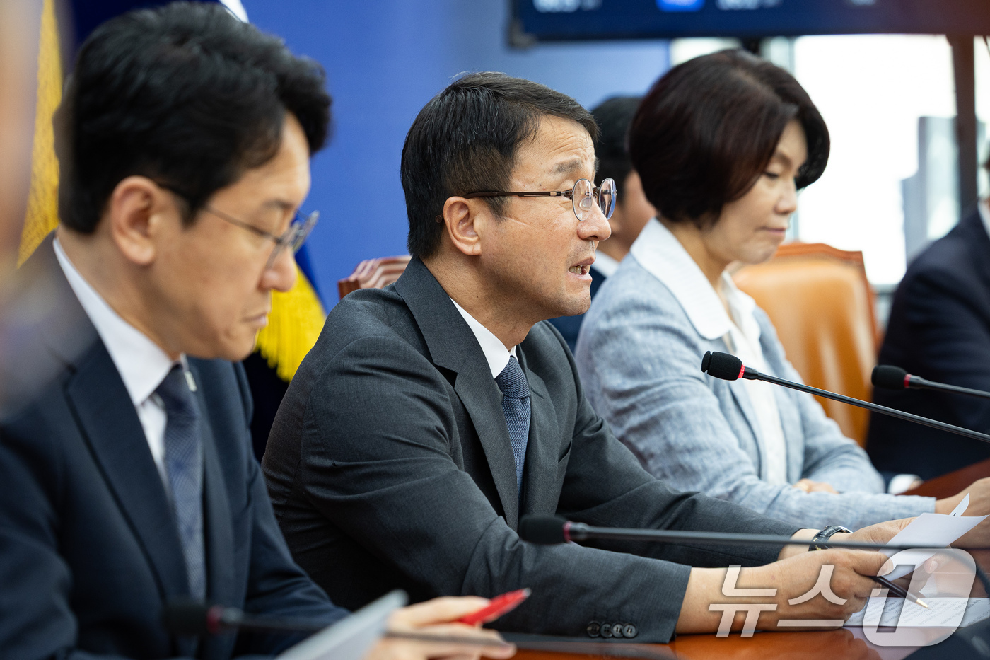 (서울=뉴스1) 유승관 기자 = 한병도 더불어민주당 당대표 직무대행 겸 원내대표가 7일 서울 여의도 국회에서 열린 원내대책회의에서 모두 발언을 하고 있다. 2026.7.7/뉴스1