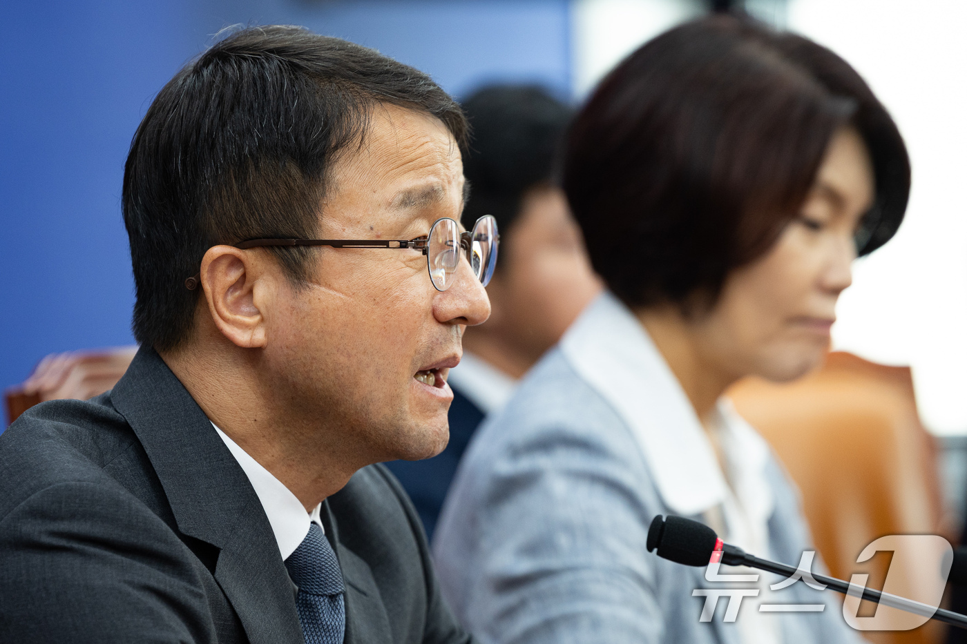 (서울=뉴스1) 유승관 기자 = 한병도 더불어민주당 당대표 직무대행 겸 원내대표가 7일 서울 여의도 국회에서 열린 원내대책회의에서 모두 발언을 하고 있다. 2026.7.7/뉴스1