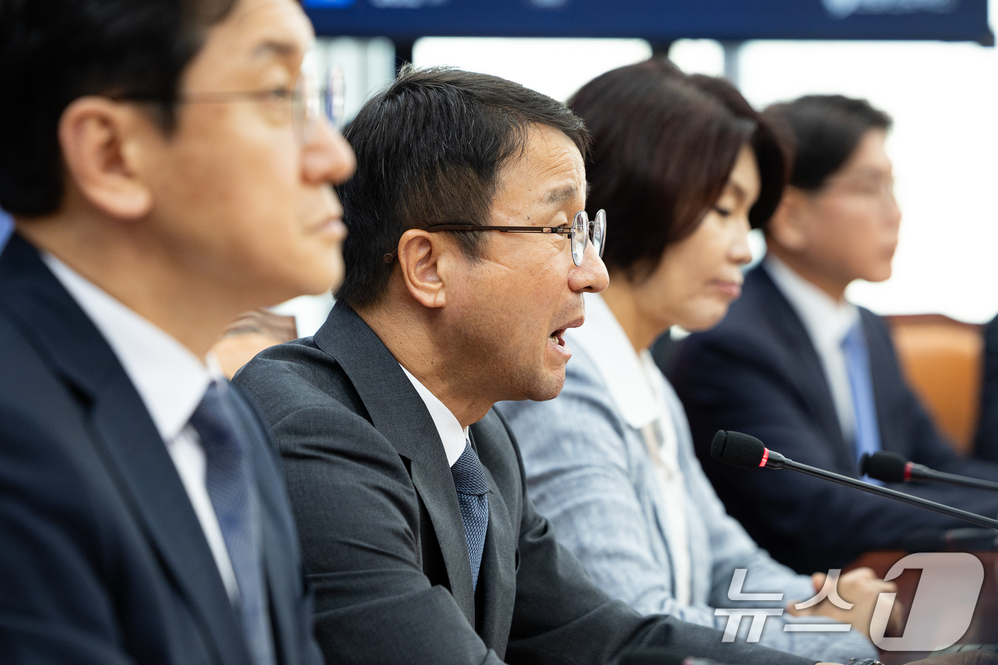 (서울=뉴스1) 유승관 기자 = 한병도 더불어민주당 당대표 직무대행 겸 원내대표가 7일 서울 여의도 국회에서 열린 원내대책회의에서 모두 발언을 하고 있다. 2026.7.7/뉴스1