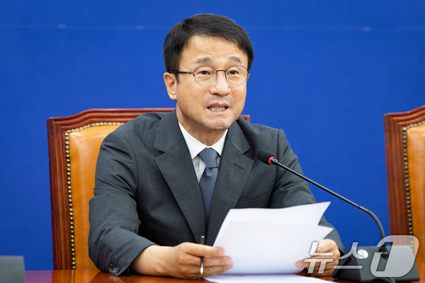 (서울=뉴스1) 유승관 기자 = 한병도 더불어민주당 당대표 직무대행 겸 원내대표가 7일 서울 여의도 국회에서 열린 원내대책회의에서 모두 발언을 하고 있다. 2026.7.7/뉴스1