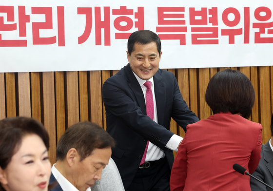 회의 참석하는 박대출 위원장