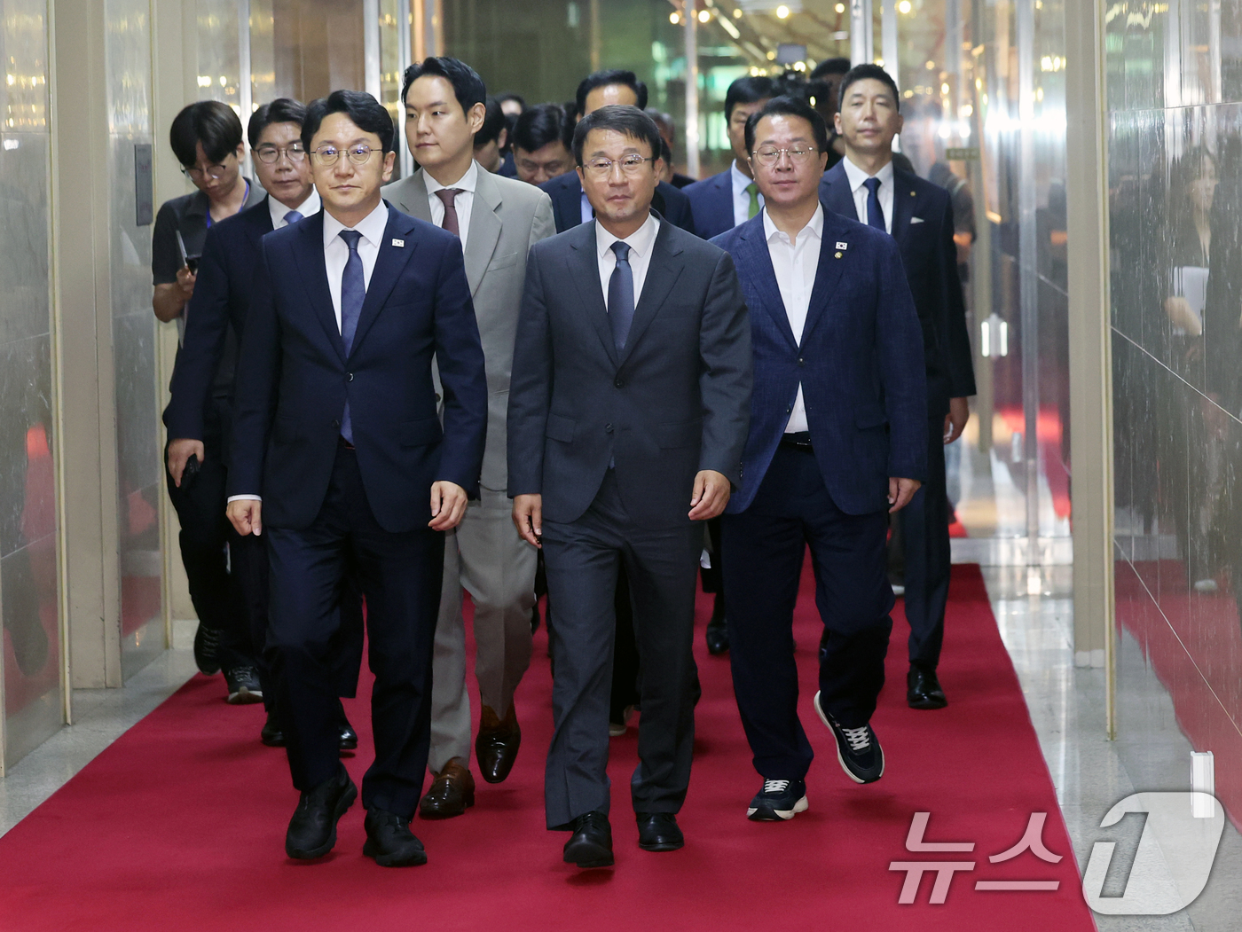 (서울=뉴스1) 황기선 기자 = 더불어민주당 한병도 당대표 직무대행 겸 원내대표와 원내대표단이 7일 오전 서울 여의도 국회에서 원내대책회의를 마치고 국회의장에게 본회의 개최 요청을 …