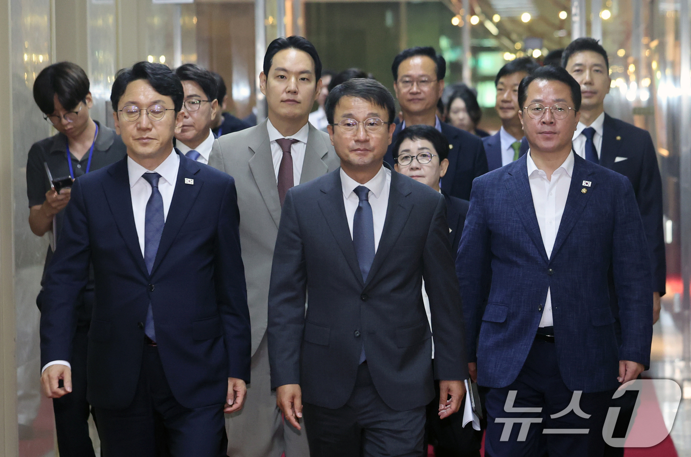 (서울=뉴스1) 황기선 기자 = 더불어민주당 한병도 당대표 직무대행 겸 원내대표와 원내대표단이 7일 오전 서울 여의도 국회에서 원내대책회의를 마치고 국회의장에게 본회의 개최 요청을 …