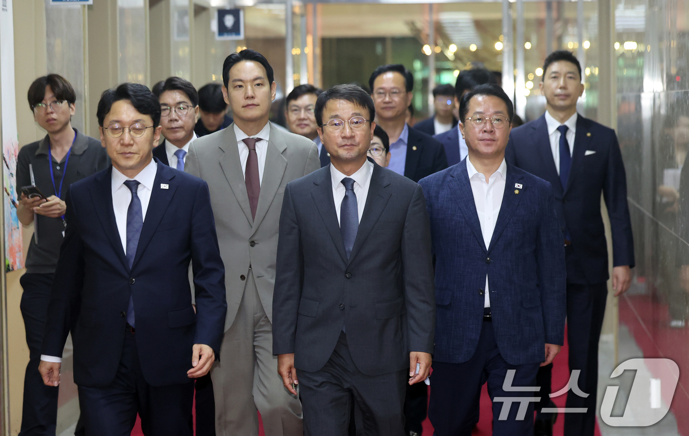 (서울=뉴스1) 황기선 기자 = 더불어민주당 한병도 당대표 직무대행 겸 원내대표와 원내대표단이 7일 오전 서울 여의도 국회에서 원내대책회의를 마치고 국회의장에게 본회의 개최 요청을 …