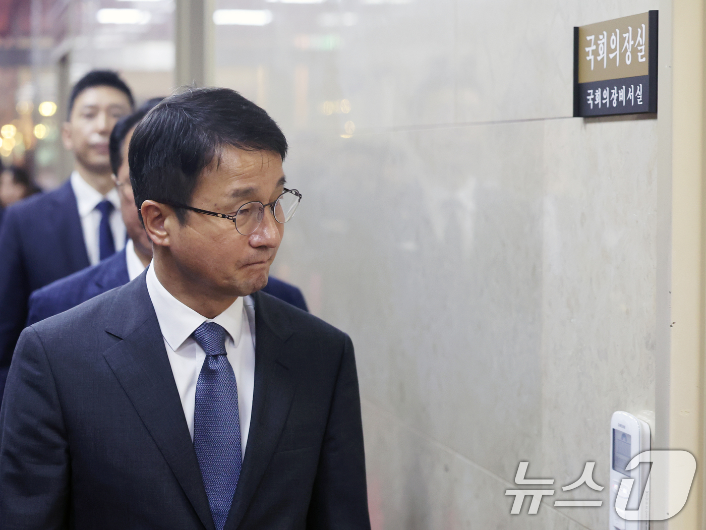 (서울=뉴스1) 황기선 기자 = 한병도 더불어민주당 당대표 직무대행 겸 원내대표가 7일 오전 서울 여의도 국회에서 원내대책회의를 마치고 국회의장에게 본회의 개최 요청을 위해 의장 …