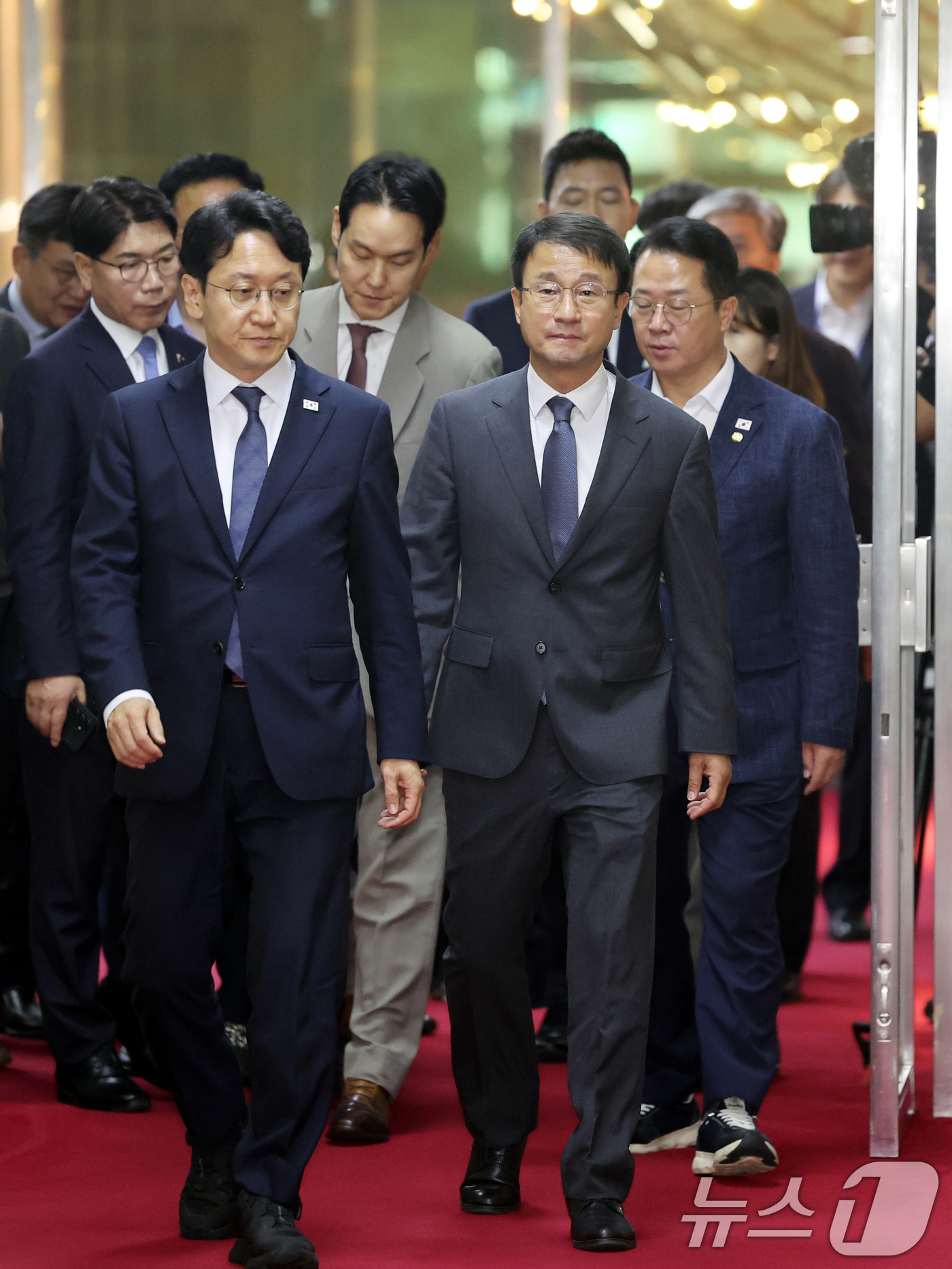 (서울=뉴스1) 황기선 기자 = 더불어민주당 한병도 당대표 직무대행 겸 원내대표와 원내대표단이 7일 오전 서울 여의도 국회에서 원내대책회의를 마치고 국회의장에게 본회의 개최 요청을 …