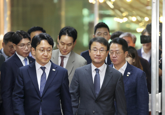 의장 집무실로 향하는 더불어민주당 원내대표단