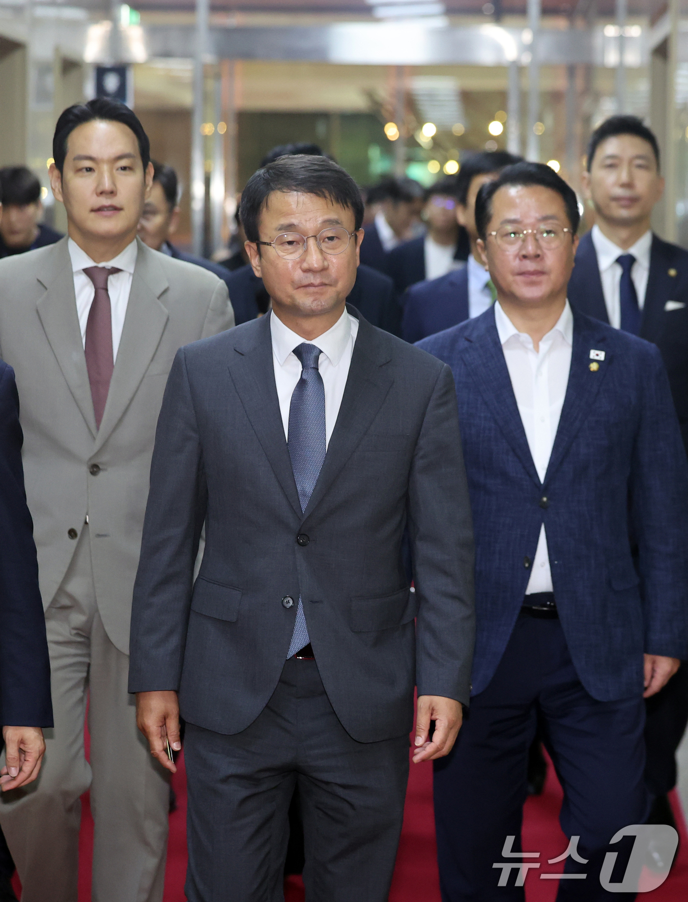 (서울=뉴스1) 황기선 기자 = 더불어민주당 한병도 당대표 직무대행 겸 원내대표와 원내대표단이 7일 오전 서울 여의도 국회에서 원내대책회의를 마치고 국회의장에게 본회의 개최 요청을 …
