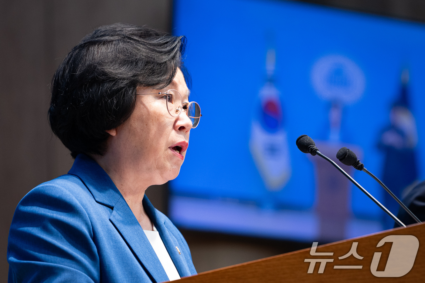 (서울=뉴스1) 유승관 기자 = 김현 더불어민주당 국민소통위원장이 7일 서울 여의도 국회 소통관에서 정보통신망법 개정안 시행 관련 기자회견을 하고 있다. 2026.7.7/뉴스1