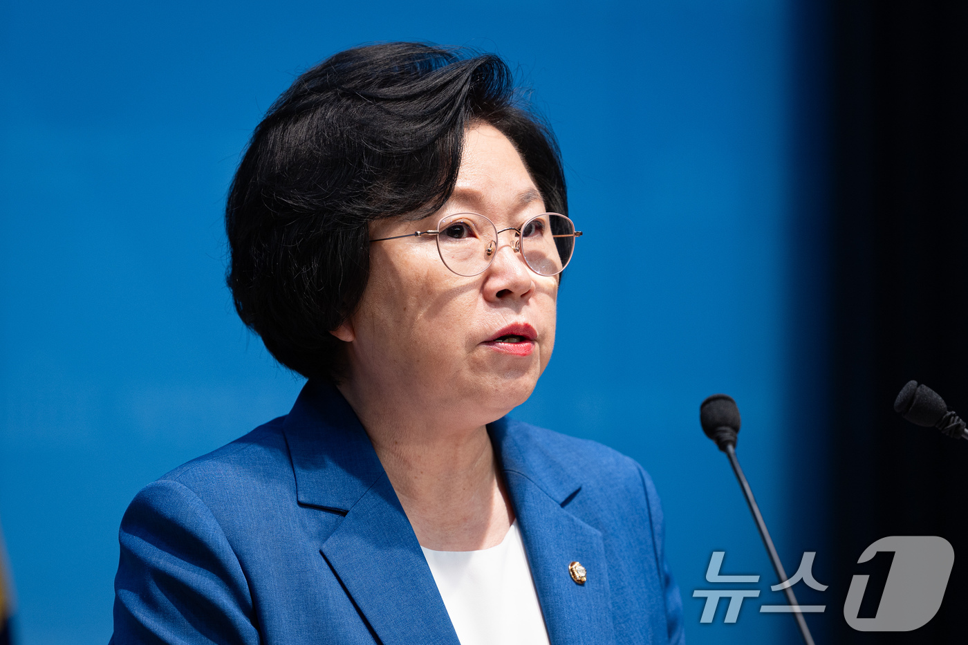 (서울=뉴스1) 유승관 기자 = 김현 더불어민주당 국민소통위원장이 7일 서울 여의도 국회 소통관에서 정보통신망법 개정안 시행 관련 기자회견을 하고 있다. 2026.7.7/뉴스1