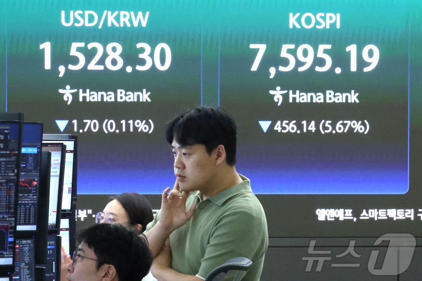 (서울=뉴스1) 이종수 기자 = 7일 오전 서울 중구 하나은행 딜링룸 전광판에 코스피와 원달러 환율이 표시되고 있다. 이날 코스피는 장중 5% 넘게 급락하면서 유가증권시장 매도 사 …
