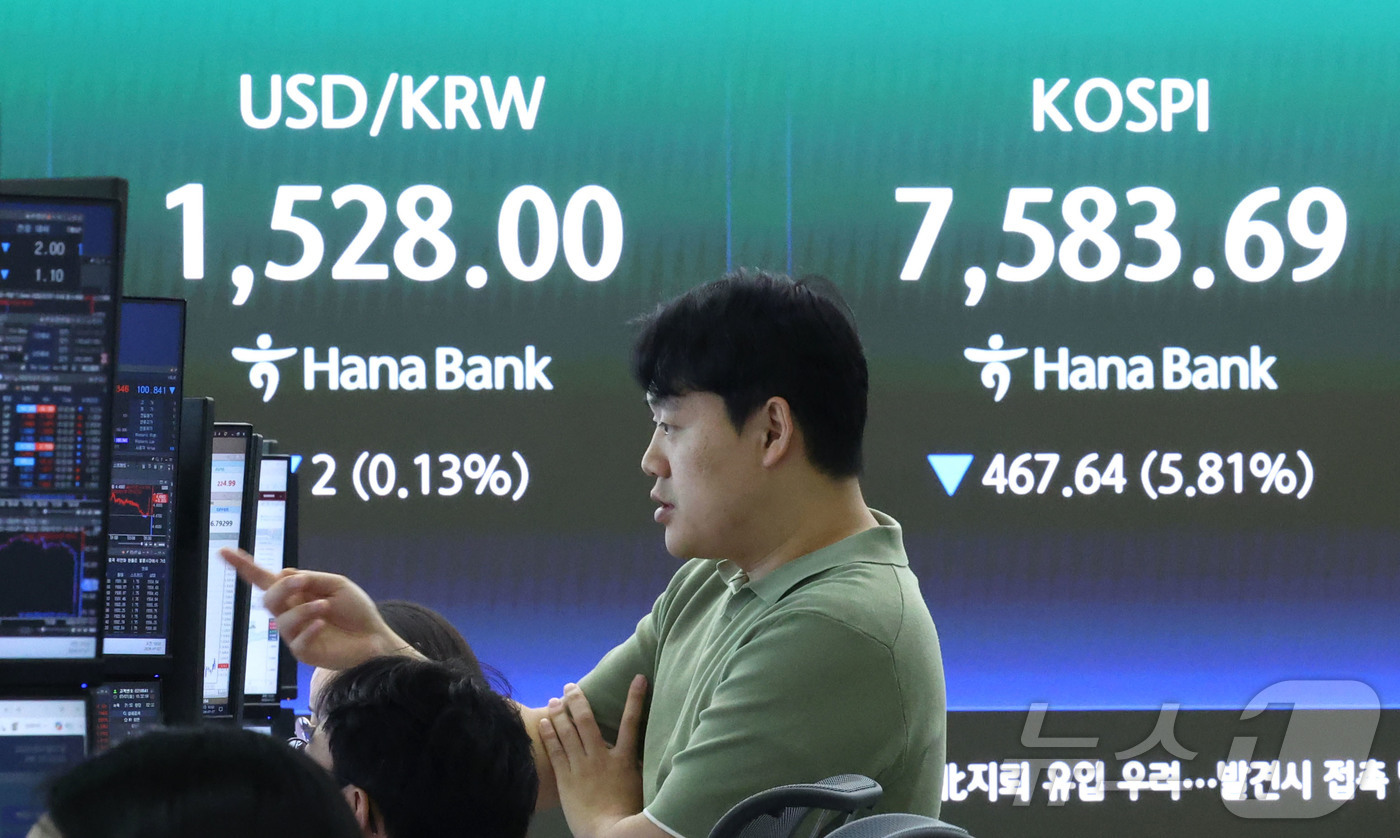 (서울=뉴스1) 이종수 기자 = 7일 오전 서울 중구 하나은행 딜링룸 전광판에 코스피 지수와 원달러 환율이 표시되고 있다. 이날 코스피는 장중 5% 넘게 급락하면서 유가증권시장 매 …