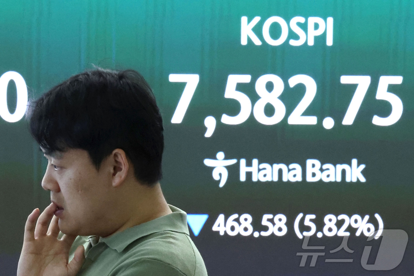 (서울=뉴스1) 이종수 기자 = 7일 오전 서울 중구 하나은행 딜링룸 전광판에 코스피 지수가 표시되고 있다. 이날 코스피는 장중 5% 넘게 급락하면서 유가증권시장 매도 사이드카(프 …