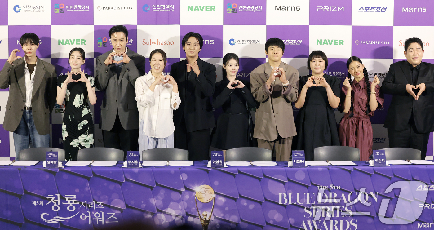 (서울=뉴스1) 권현진 기자 = 배우 추영우(왼쪽부터)와 김민하, 이광수, 염혜란, 주지훈, 아이유, 기안84, 이수지, 미미, 문상훈이 7일 서울 용산구 CGV용산아이파크몰에서 …