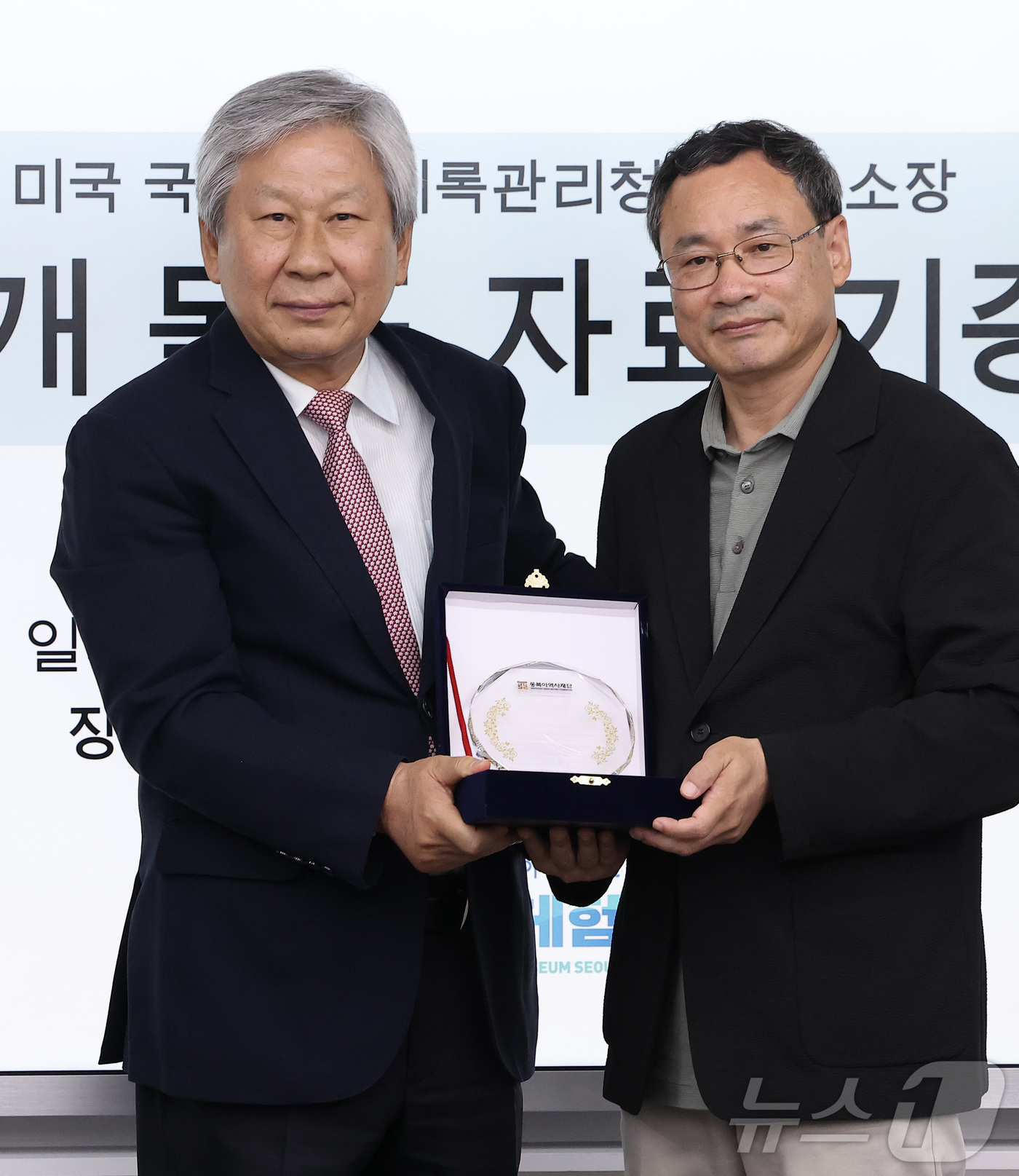 (서울=뉴스1) 김성진 기자 = 성공회대학교 동아시아연구소 전갑생 연구교수(오른쪽)가 7일 서울 영등포구 독도체험관에서 열린 독도 관련 미공개 자료 기증식에서 정용상 동북아역사재단 …