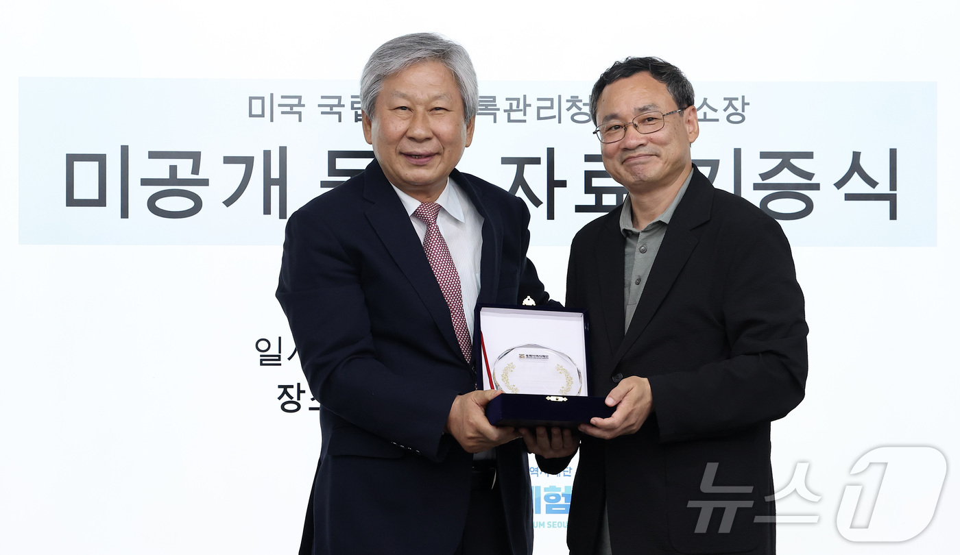 (서울=뉴스1) 김성진 기자 = 성공회대학교 동아시아연구소 전갑생 연구교수(오른쪽)가 7일 서울 영등포구 독도체험관에서 열린 독도 관련 미공개 자료 기증식에서 정용상 동북아역사재단 …