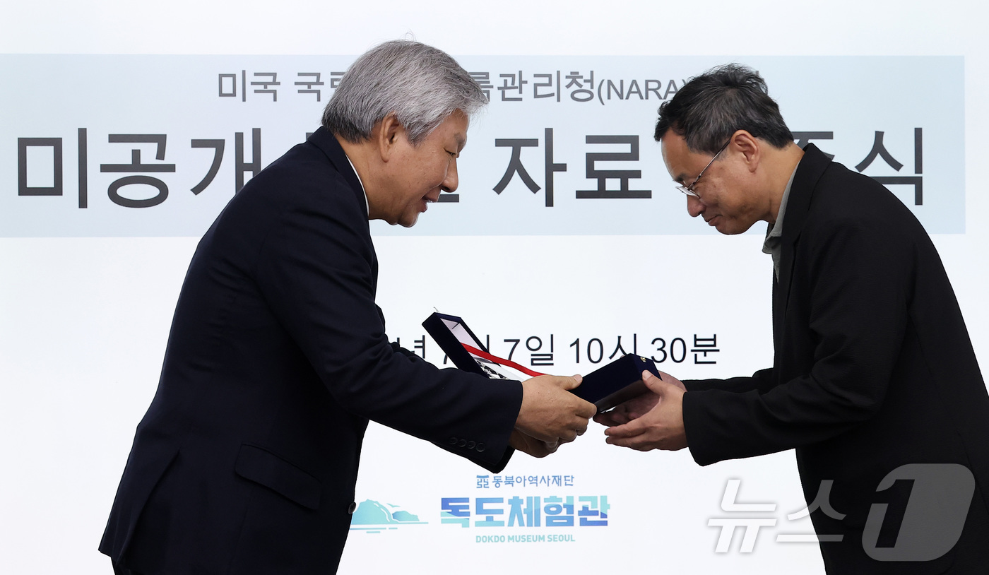 (서울=뉴스1) 김성진 기자 = 성공회대학교 동아시아연구소 전갑생 연구교수(오른쪽)가 7일 서울 영등포구 독도체험관에서 열린 독도 관련 미공개 자료 기증식에서 정용상 동북아역사재단 …