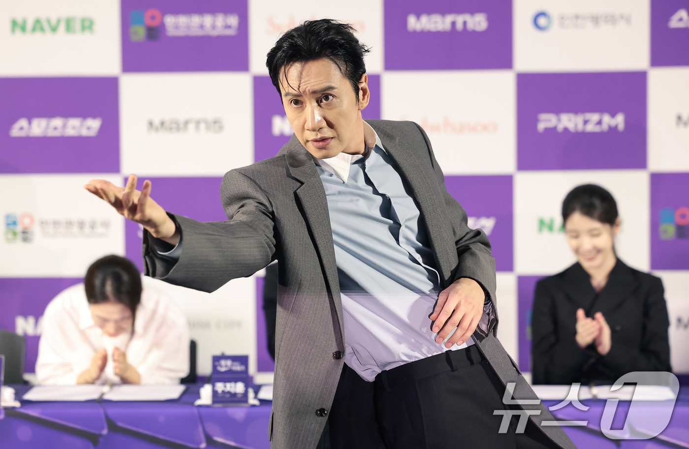 (서울=뉴스1) 권현진 기자 = 배우 이광수가 7일 서울 용산구 CGV용산아이파크몰에서 열린 제5회 청룡시리즈어워즈 핸드프린팅 행사에서 포즈를 취하고 있다. 2026.7.7/뉴스1 …