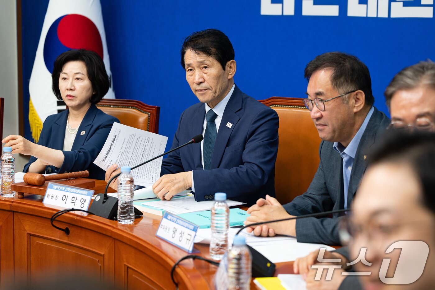 본문 이미지 - 이학영 더불어민주당 전국당원대회준비위원장이 7일 서울 여의도 국회에서 열린 전당대회 준비위원회 제3차 전체회의에서 회의를 준비하고 있다. 2026.7.7 ⓒ 뉴스1 유승관 기자