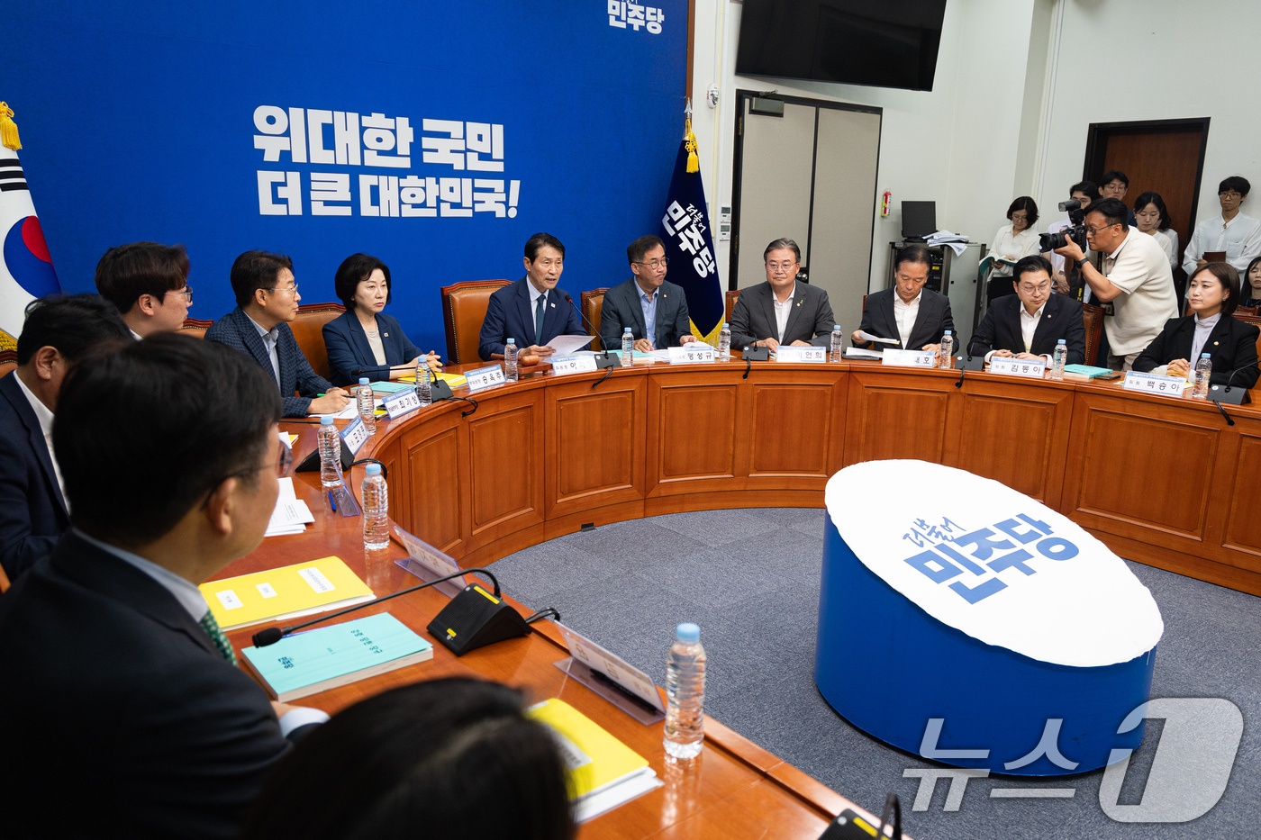 (서울=뉴스1) 유승관 기자 = 이학영 더불어민주당 전국당원대회준비위원장이 7일 서울 여의도 국회에서 열린 전당대회 준비위원회 제3차 전체회의에서 모두 발언을 하고 있다. 2026 …