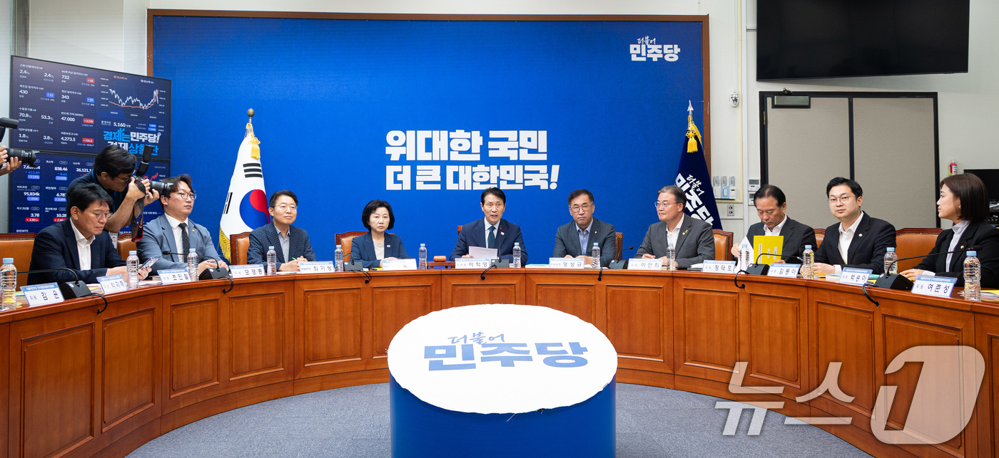 (서울=뉴스1) 유승관 기자 = 이학영 더불어민주당 전국당원대회준비위원장이 7일 서울 여의도 국회에서 열린 전당대회 준비위원회 제3차 전체회의에서 모두 발언을 하고 있다. 2026 …