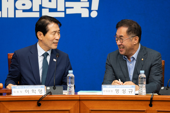 대화 나누는 이학영·맹성규