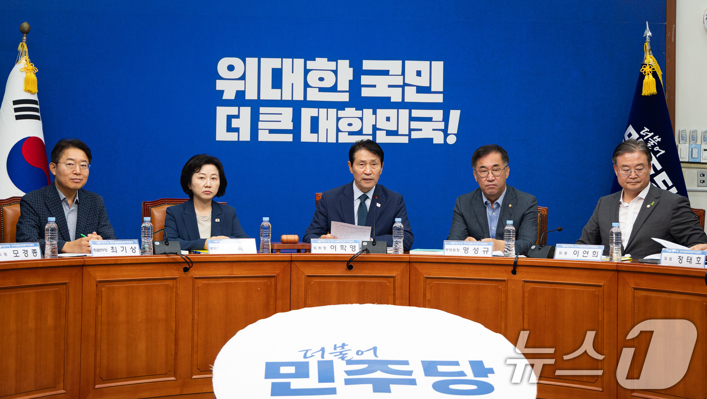 (서울=뉴스1) 유승관 기자 = 이학영 더불어민주당 전국당원대회준비위원장이 7일 서울 여의도 국회에서 열린 전당대회 준비위원회 제3차 전체회의에서 모두 발언을 하고 있다. 2026 …