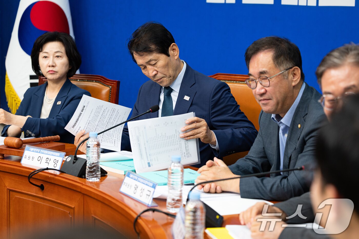 본문 이미지 - 이학영 더불어민주당 전국당원대회준비위원장이 7일 서울 여의도 국회에서 열린 전당대회 준비위원회 제3차 전체회의에서 회의를 준비하고 있다. 2026.7.7 ⓒ 뉴스1 유승관 기자