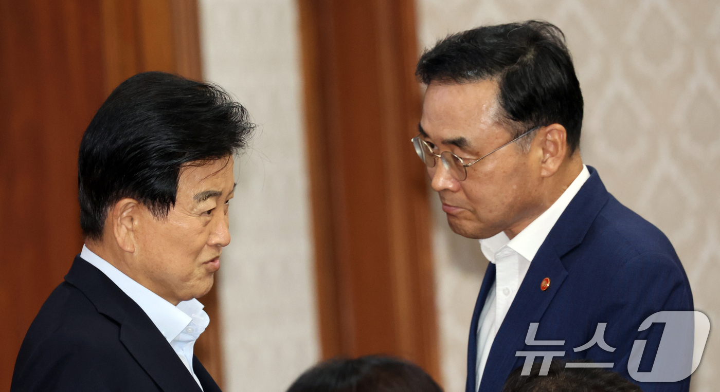 (서울=뉴스1) 김명섭 기자 = 정동영 통일부 장관과 차정인 국가교육위원회 위원장이 7일 오전 서울 종로구 세종대로 정부서울청사에서 열린 국무회의에서 대화를 하고 있다. 2026. …