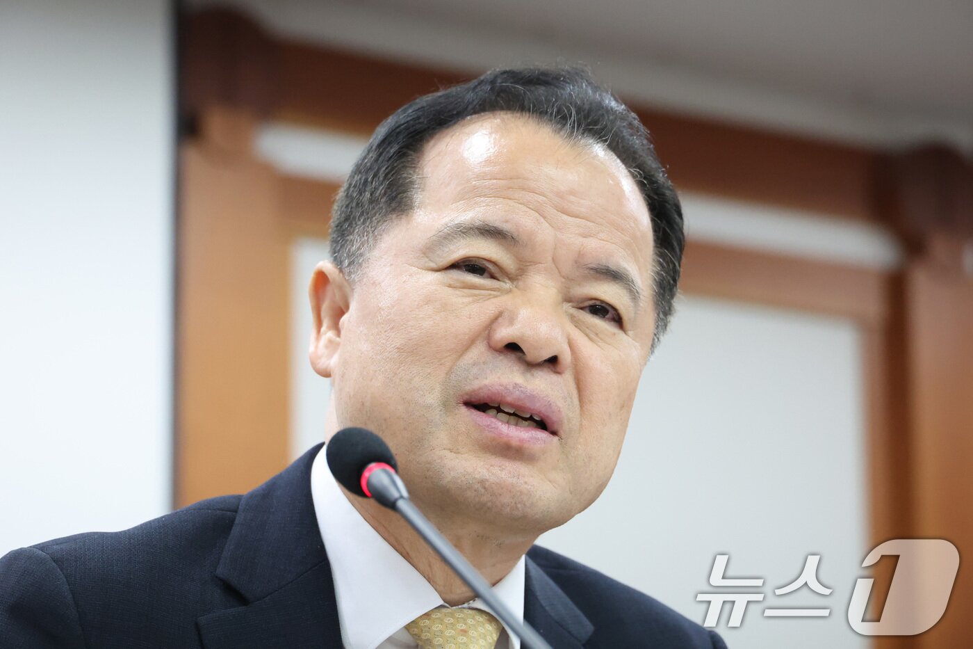 본문 이미지 - 위철환 중앙선거관리위원장 직무대행이 7일 경기 과천시 중앙선거관리위원회에서 열린 전국동시지방선거 투표용지 부족사태 등 국민참정권 침해 진상규명 및 선거관리 개혁을 위한 국정조사특별위원회 현장조사에서 의원 질의에 답변하고 있다. 2026.7.7 ⓒ 뉴스1 신웅수 기자