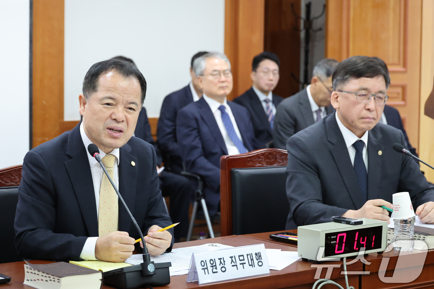 (과천=뉴스1) 신웅수 기자 = 위철환 중앙선거관리위원장 직무대행이 7일 경기 과천시 중앙선거관리위원회에서 열린 전국동시지방선거 투표용지 부족사태 등 국민참정권 침해 진상규명 및 …