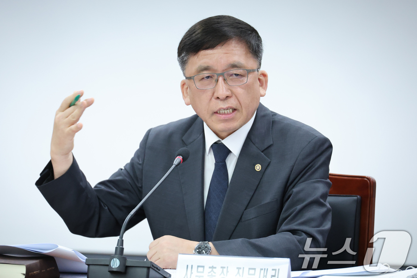 (과천=뉴스1) 신웅수 기자 = 강동완 중앙선거관리위원회 사무총장 직무대리가 7일 경기 과천시 중앙선거관리위원회에서 열린 전국동시지방선거 투표용지 부족사태 등 국민참정권 침해 진상 …