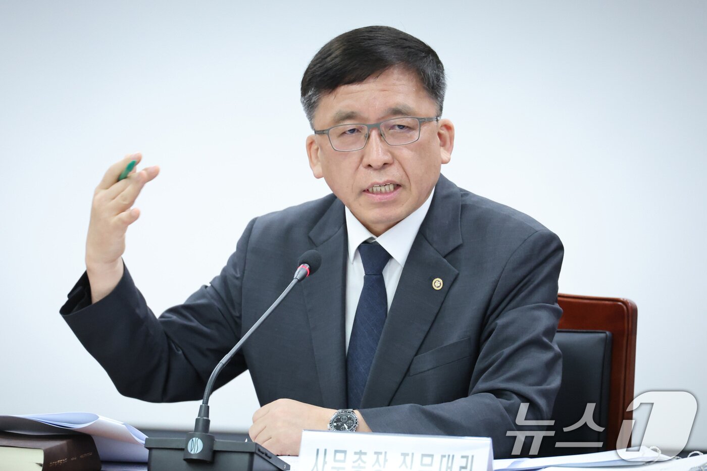 본문 이미지 - 강동완 중앙선거관리위원회 사무총장 직무대리가 7일 경기 과천시 중앙선거관리위원회에서 열린 전국동시지방선거 투표용지 부족사태 등 국민참정권 침해 진상규명 및 선거관리 개혁을 위한 국정조사특별위원회 현장조사에서 의원 질의에 답변하고 있다. 2026.7.7 ⓒ 뉴스1 신웅수 기자