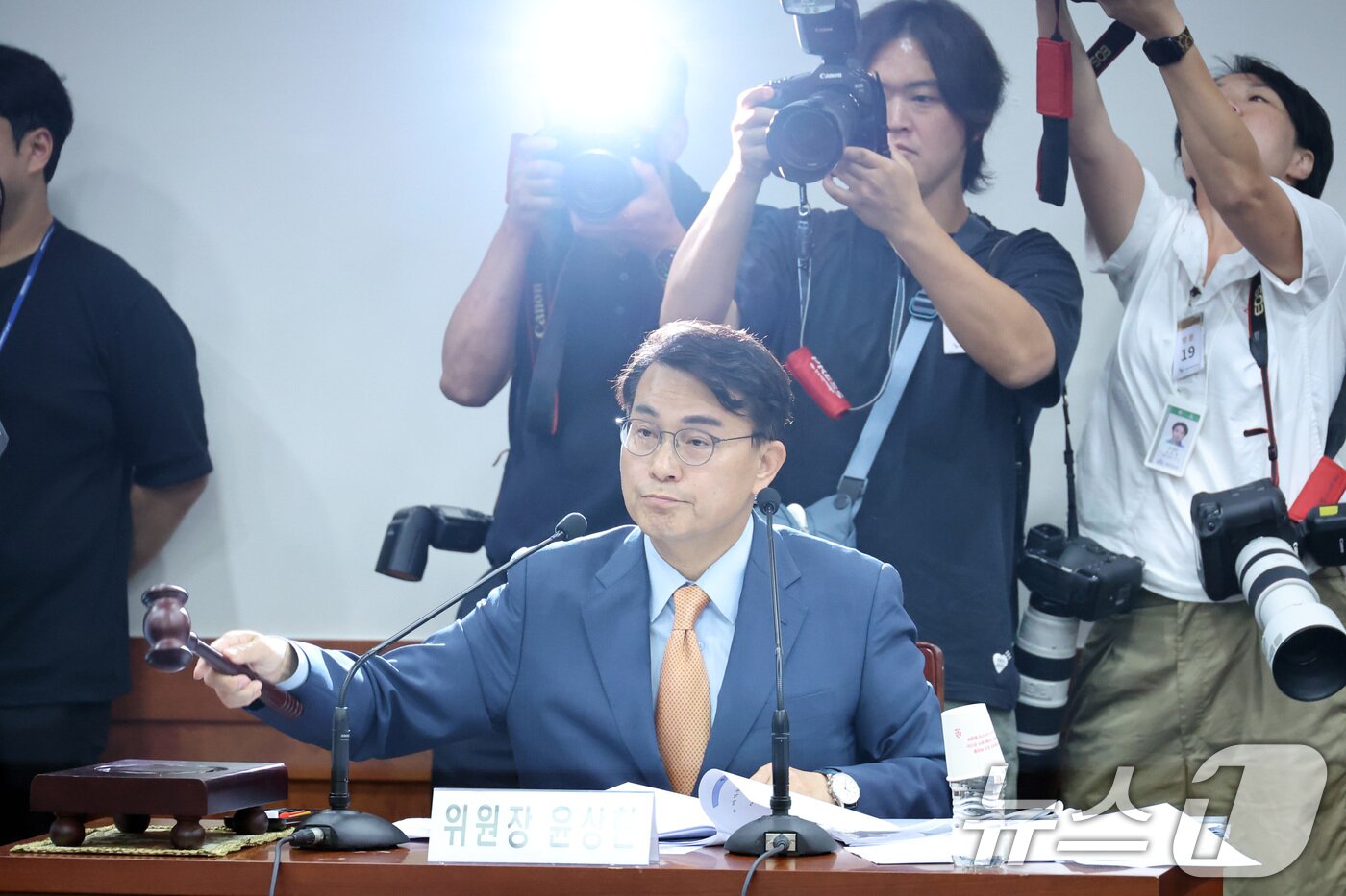 본문 이미지 - 윤상현 위원장이 7일 경기 과천시 중앙선거관리위원회에서 열린 전국동시지방선거 투표용지 부족사태 등 국민참정권 침해 진상규명 및 선거관리 개혁을 위한 국정조사특별위원회 현장조사에서 의사봉을 두드리고 있다. 2026.7.7 ⓒ 뉴스1 신웅수 기자