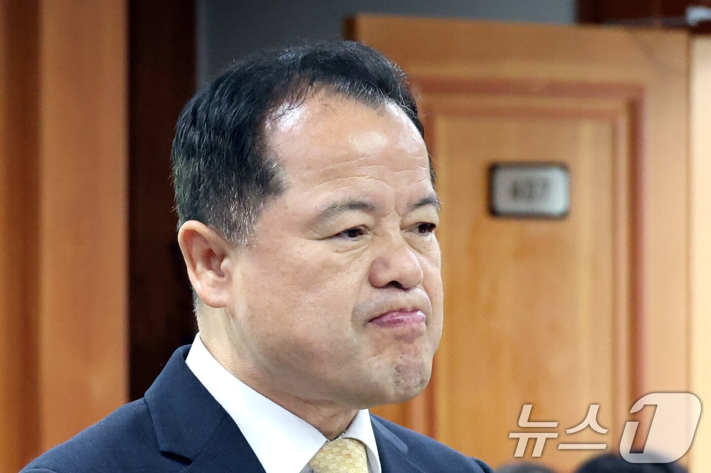 본문 이미지 - 위철환 중앙선거관리위원장 직무대행이 7일 경기 과천시 중앙선거관리위원회에서 열린 전국동시지방선거 투표용지 부족사태 등 국민참정권 침해 진상규명 및 선거관리 개혁을 위한 국정조사특별위원회 현장조사에 출석하고 있다. 2026.7.7 ⓒ 뉴스1 신웅수 기자