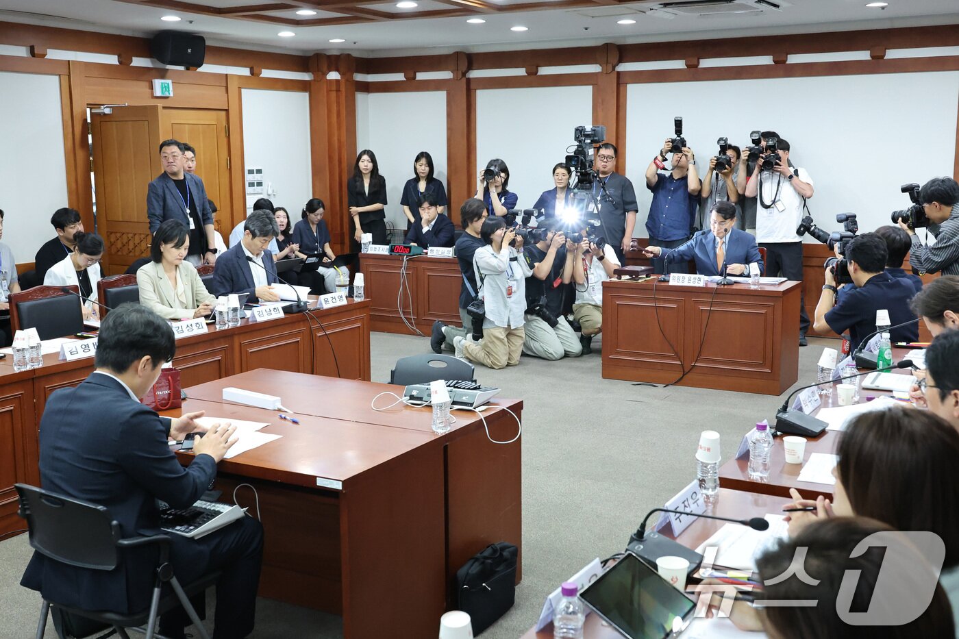 본문 이미지 - 윤상현 위원장이 7일 경기 과천시 중앙선거관리위원회에서 열린 전국동시지방선거 투표용지 부족사태 등 국민참정권 침해 진상규명 및 선거관리 개혁을 위한 국정조사특별위원회 현장조사에서 의사봉을 두드리고 있다. 2026.7.7 ⓒ 뉴스1 신웅수 기자