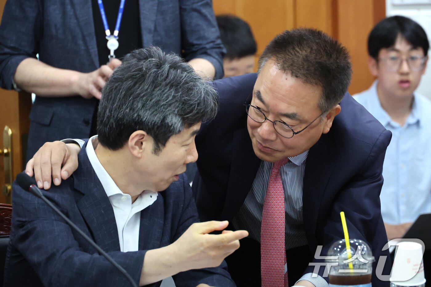 본문 이미지 - 윤건영 더불어민주당 간사와 서범수 국민의힘 간사가 7일 경기 과천시 중앙선거관리위원회에서 열린 전국동시지방선거 투표용지 부족사태 등 국민참정권 침해 진상규명 및 선거관리 개혁을 위한 국정조사특별위원회 현장조사에서 대화하고 있다. 2026.7.7 ⓒ 뉴스1 신웅수 기자