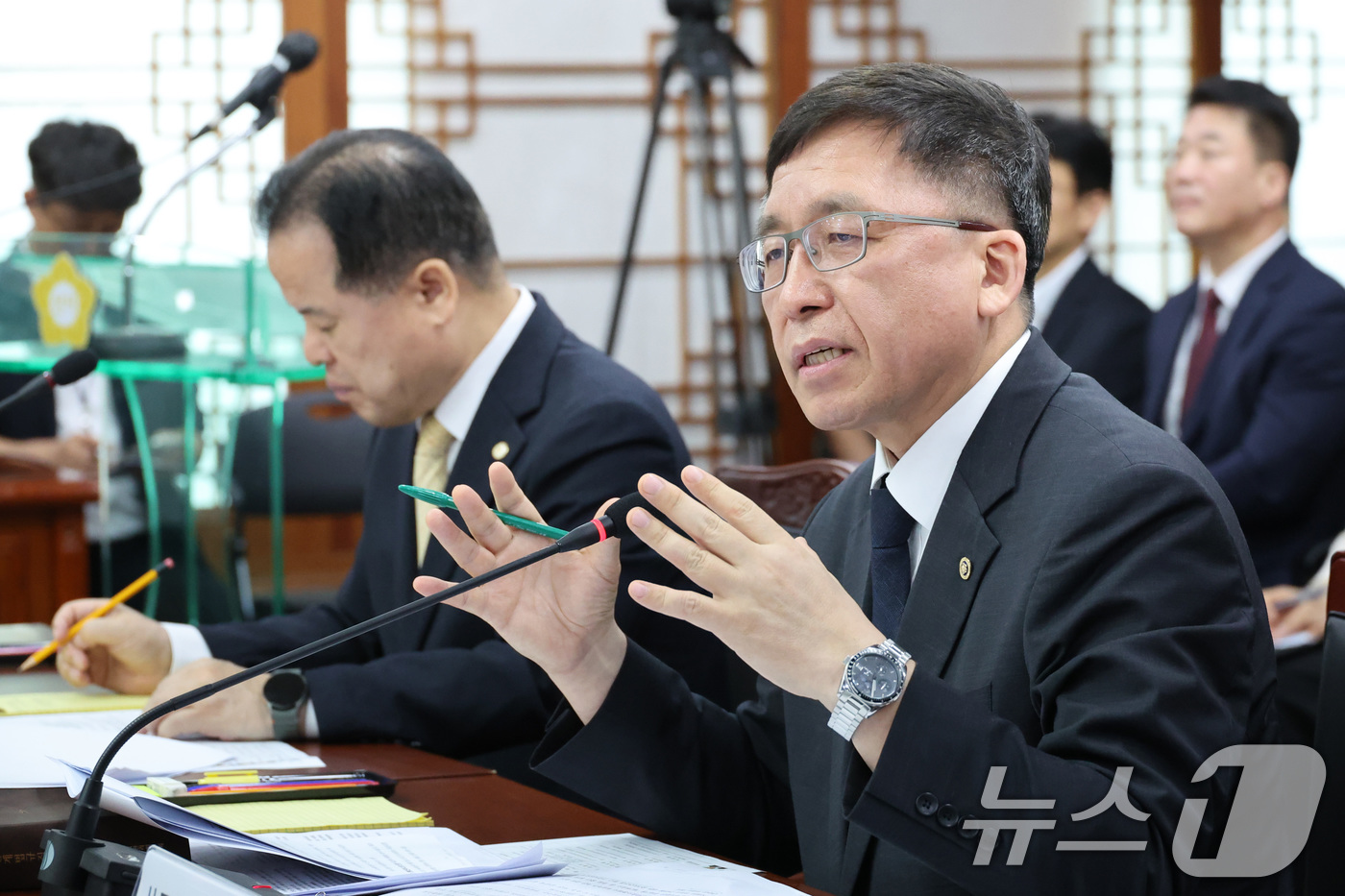 (과천=뉴스1) 신웅수 기자 = 강동완 중앙선거관리위원회 사무총장 직무대리가 7일 경기 과천시 중앙선거관리위원회에서 열린 전국동시지방선거 투표용지 부족사태 등 국민참정권 침해 진상 …