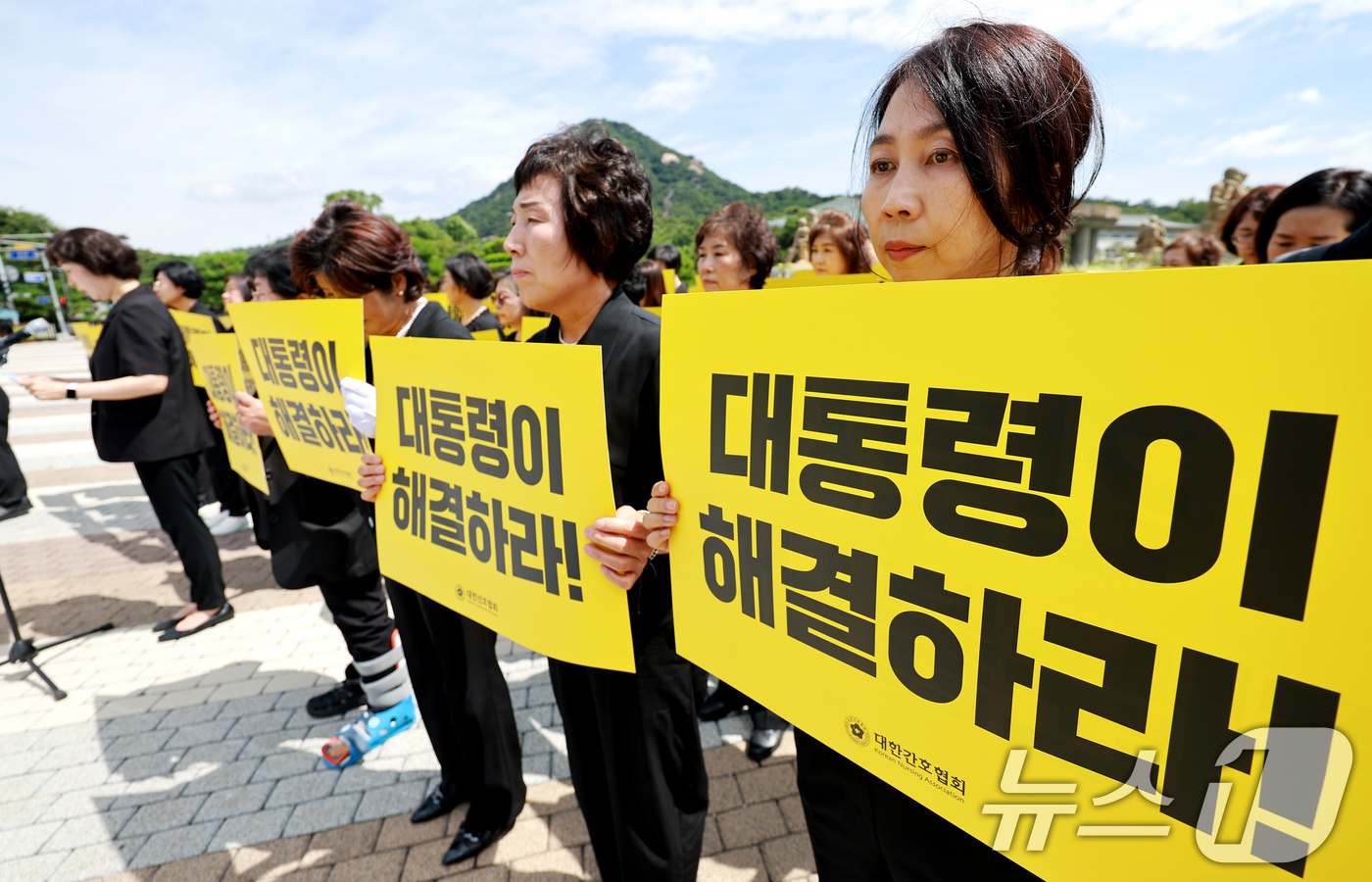 (서울=뉴스1) 이호윤 기자 = 대한간호협회 회원들이 7일 서울 종로구 청와대 분수대 앞에서 열린 대통령 면담 요구 기자회견을 갖고 있다. 2026.7.7/뉴스1