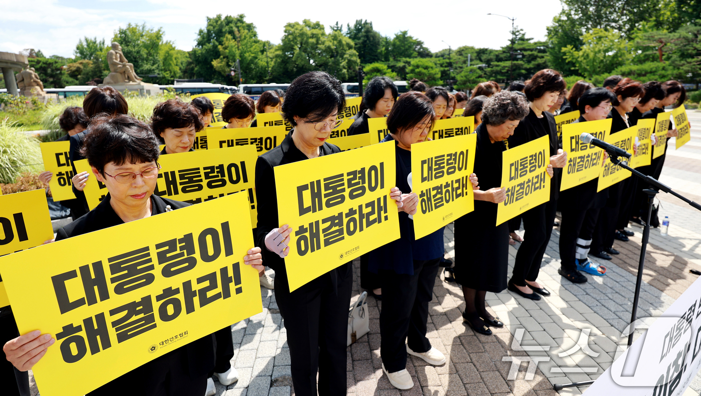 (서울=뉴스1) 이호윤 기자 = 대한간호협회 회원들이 7일 서울 종로구 청와대 분수대 앞에서 열린 대통령 면담 요구 기자회견에서 직장 내 괴롭힘으로 숨진 고(故) 강수빈 간호사를 …