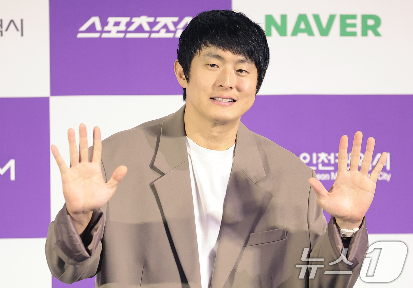 (서울=뉴스1) 권현진 기자 = 방송인 기안84가 7일 서울 용산구 CGV용산아이파크몰에서 열린 제5회 청룡시리즈어워즈 핸드프린팅 행사에서 포즈를 취하고 있다. 2026.7.7/뉴 …